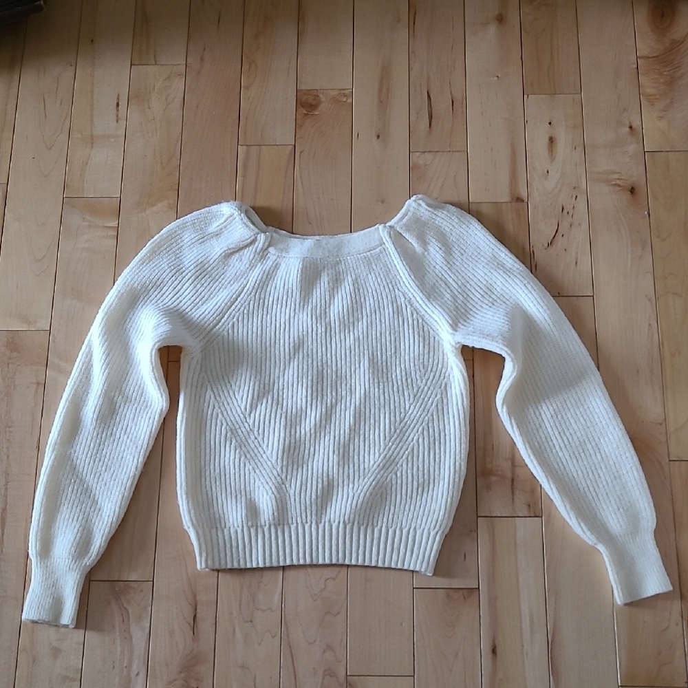 Women's Size Small Elegant Cream Sweater